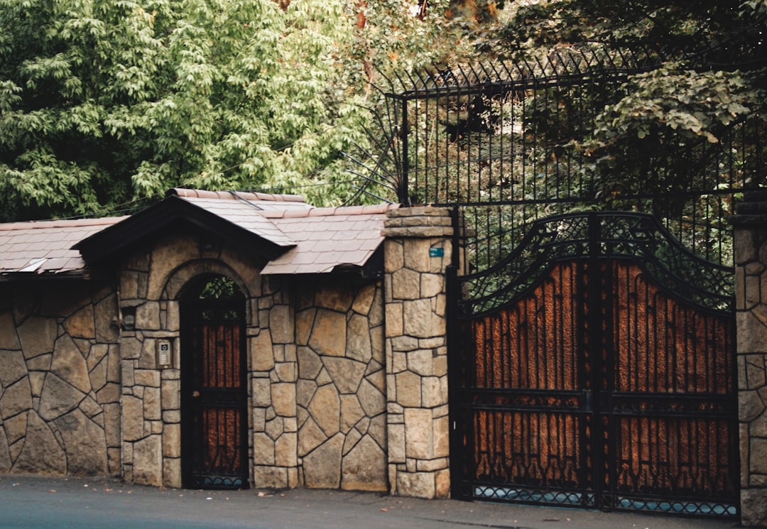 Metal gate installation in Pearland, TX